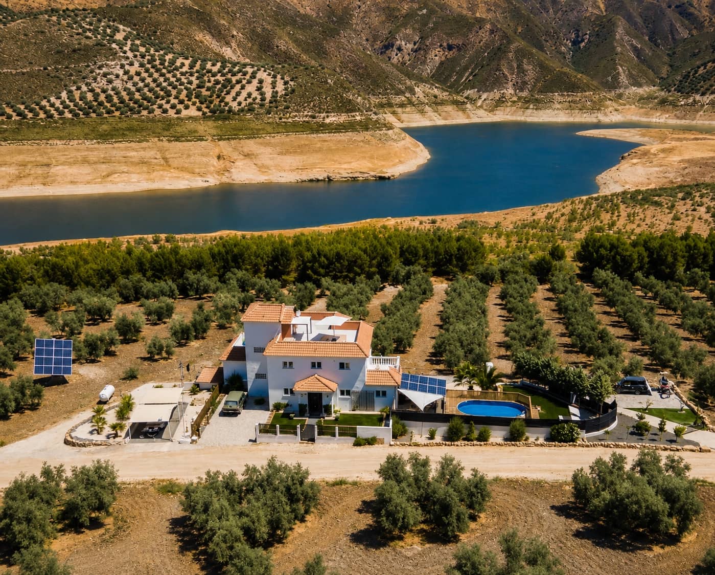 6 soveværelse Finca/Landehus til salg i Iznajar med swimmingpool garage - € 825.000 (Ref: 7786634)