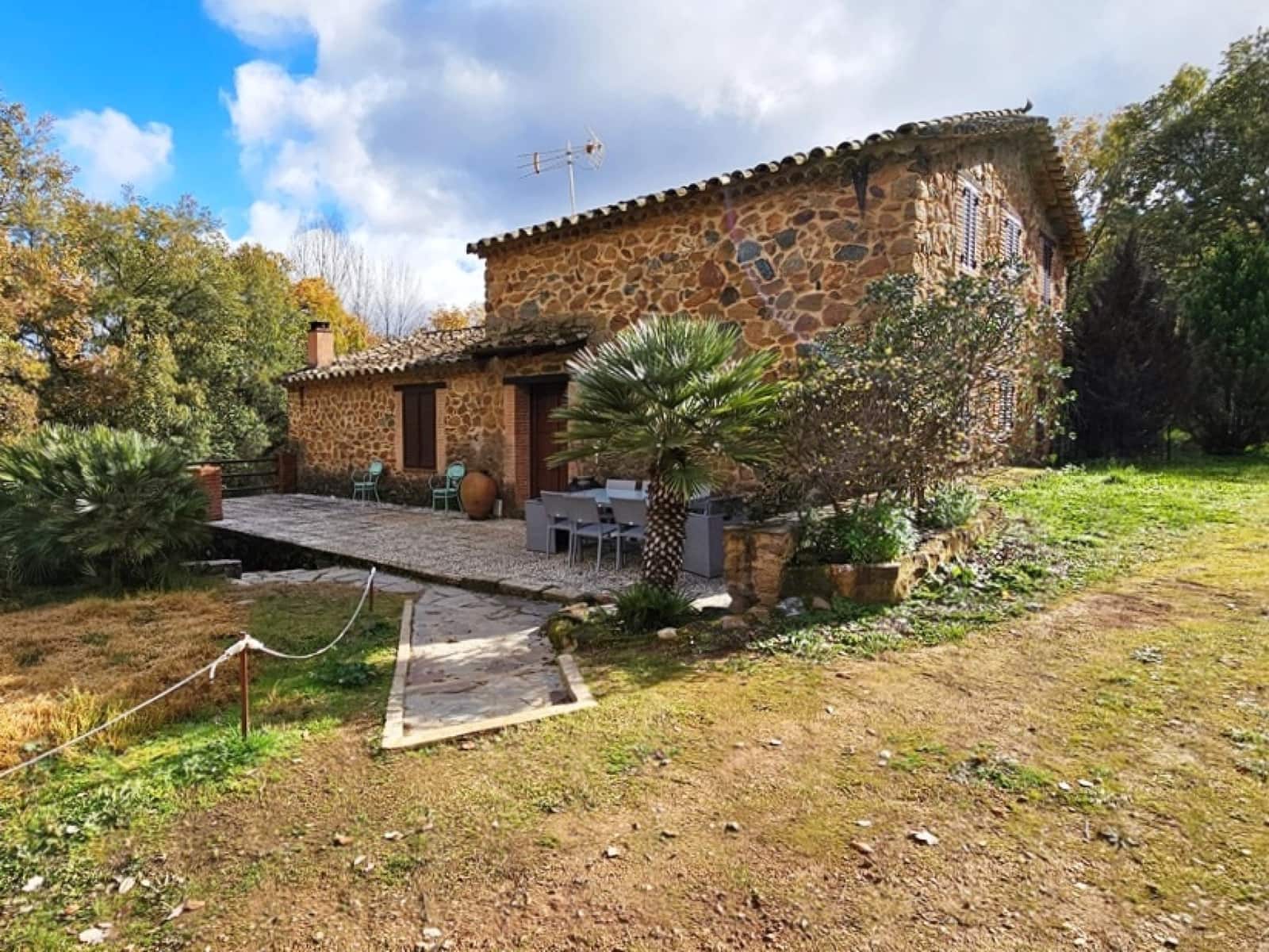 4 soveværelse Finca/Landehus til salg i Galaroza med swimmingpool - € 695.000 (Ref: 8670900)