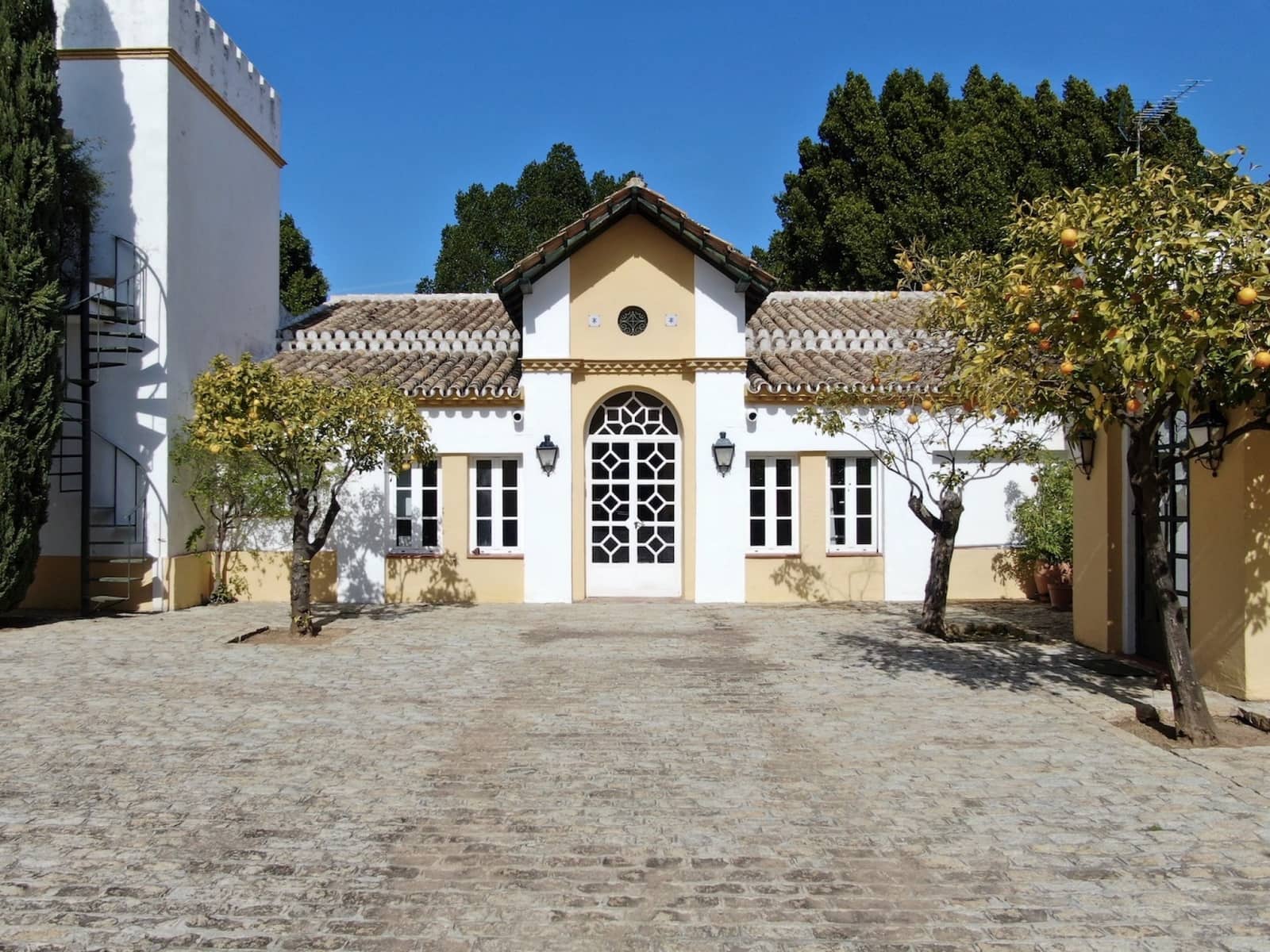 24 soveværelse Finca/Landehus til salg i Gerena med swimmingpool garage - € 2.800.000 (Ref: 8821144)