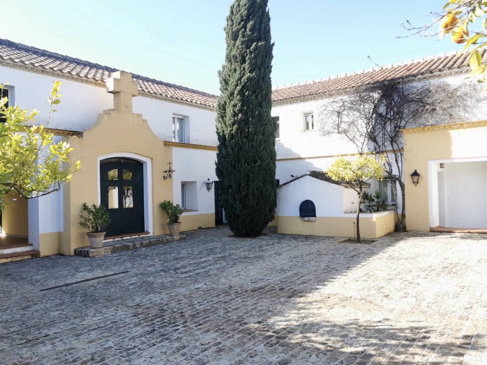 24 soveværelse Finca/Landehus til salg i Gerena med swimmingpool garage - € 2.800.000 (Ref: 8821144)