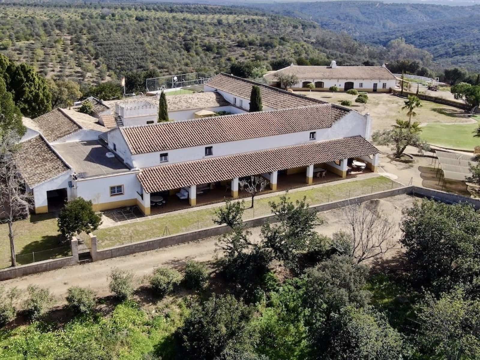 24 soveværelse Finca/Landehus til salg i Gerena med swimmingpool garage - € 2.800.000 (Ref: 8821144)