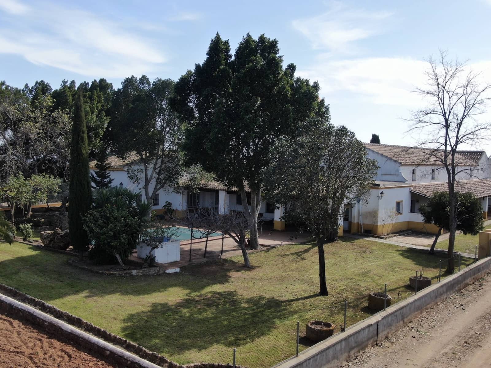 24 soveværelse Finca/Landehus til salg i Gerena med swimmingpool garage - € 2.800.000 (Ref: 8821144)