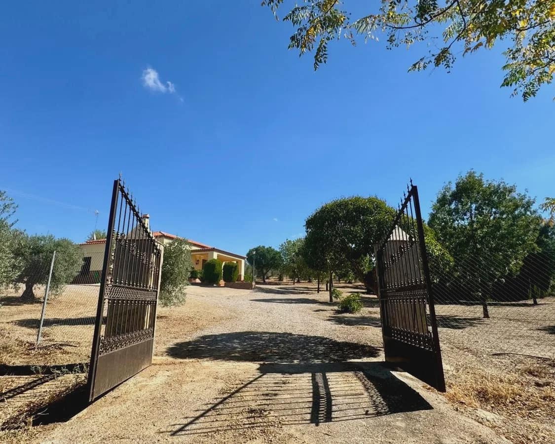 3 soveværelse Finca/Landehus til salg i Berlanga med swimmingpool garage - € 195.000 (Ref: 9325454)