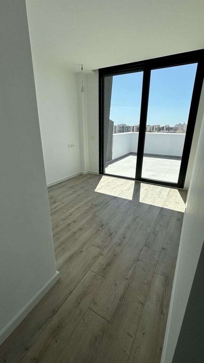 3 soveværelse Semi-Rækkehus til salg i Torre del Mar med swimmingpool garage - € 579.900 (Ref: 6609257)