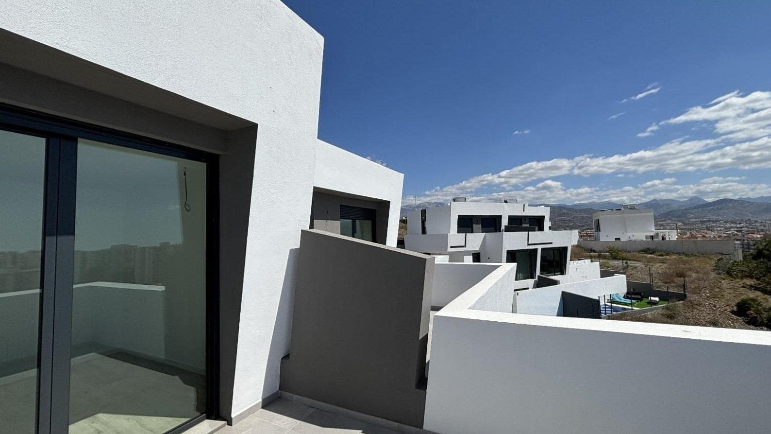 3 soveværelse Semi-Rækkehus til salg i Torre del Mar med swimmingpool garage - € 579.900 (Ref: 6609257)