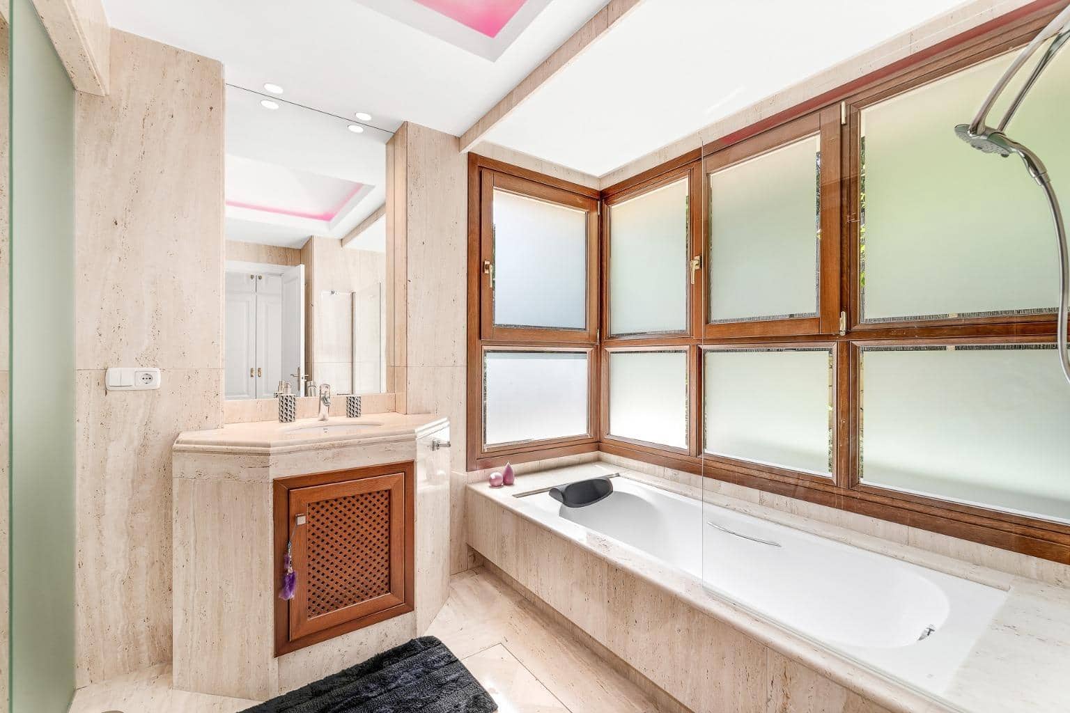 6 Zimmer Villa zu verkaufen in Nueva Andalucia mit Pool Garage - 3.750.000 € (Ref: 7742366)