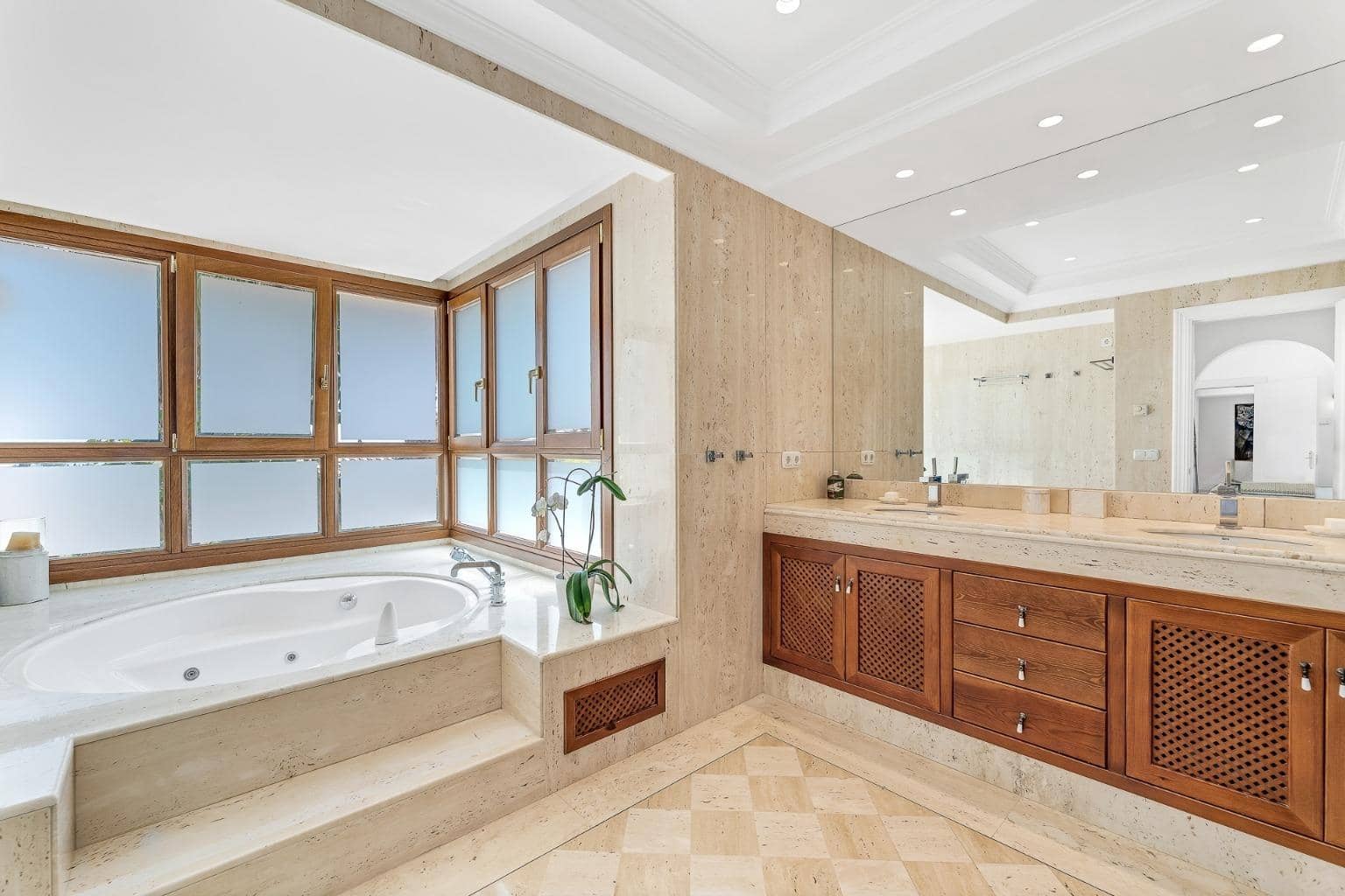 6 Zimmer Villa zu verkaufen in Nueva Andalucia mit Pool Garage - 3.750.000 € (Ref: 7742366)