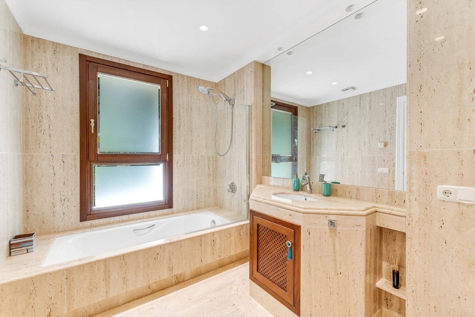 6 Zimmer Villa zu verkaufen in Nueva Andalucia mit Pool Garage - 3.750.000 € (Ref: 7742366)