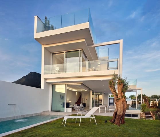 4 makuuhuone Huvila myytävänä paikassa Marbella mukana uima-altaan 
autotalli - 1 950 000 € (Ref: 7747727)