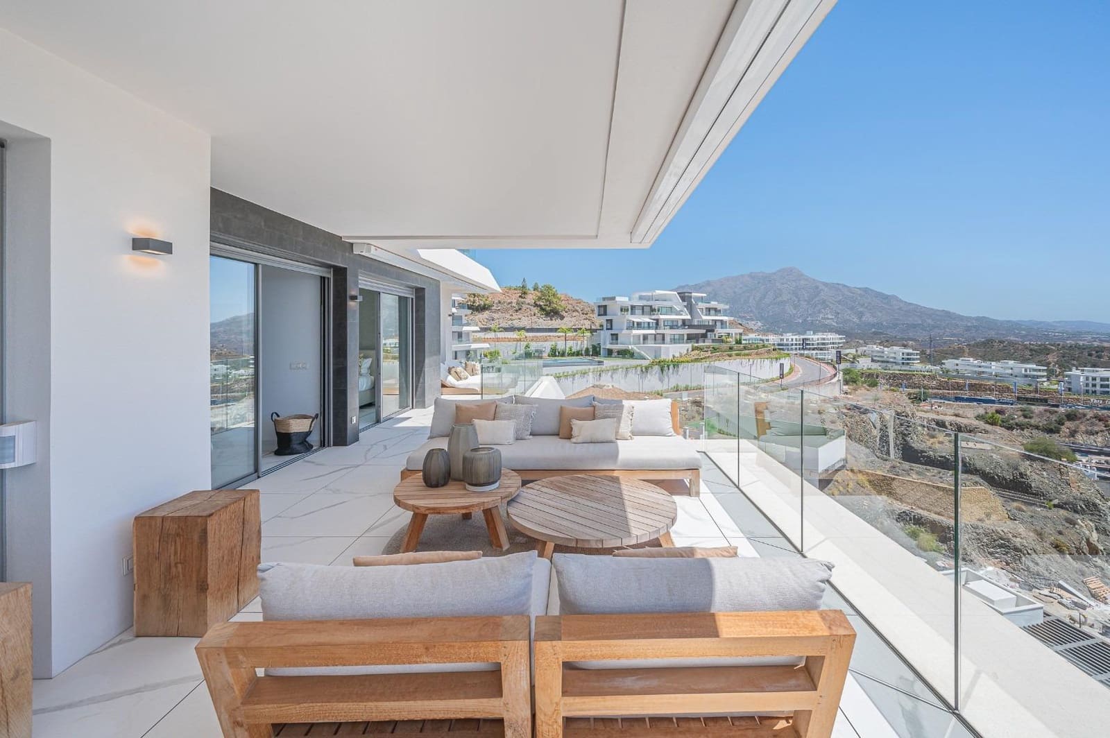 3 bedroom Apartment for sale in Benahavis with pool garage - € 1,675,000 (Ref: 8119984)