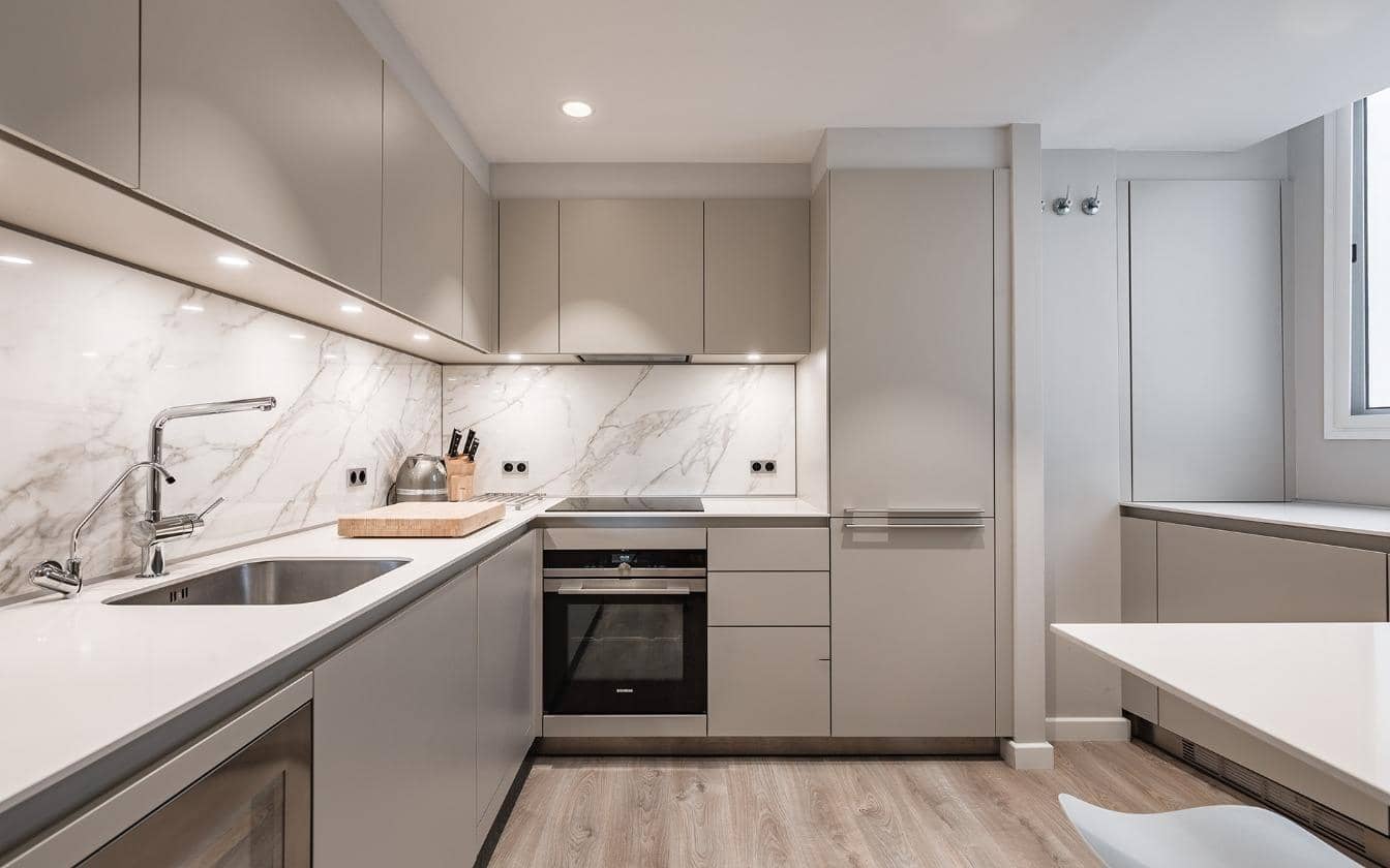 2 bedroom Apartment for sale in Nueva Andalucia with pool - € 530,000 (Ref: 8557328)