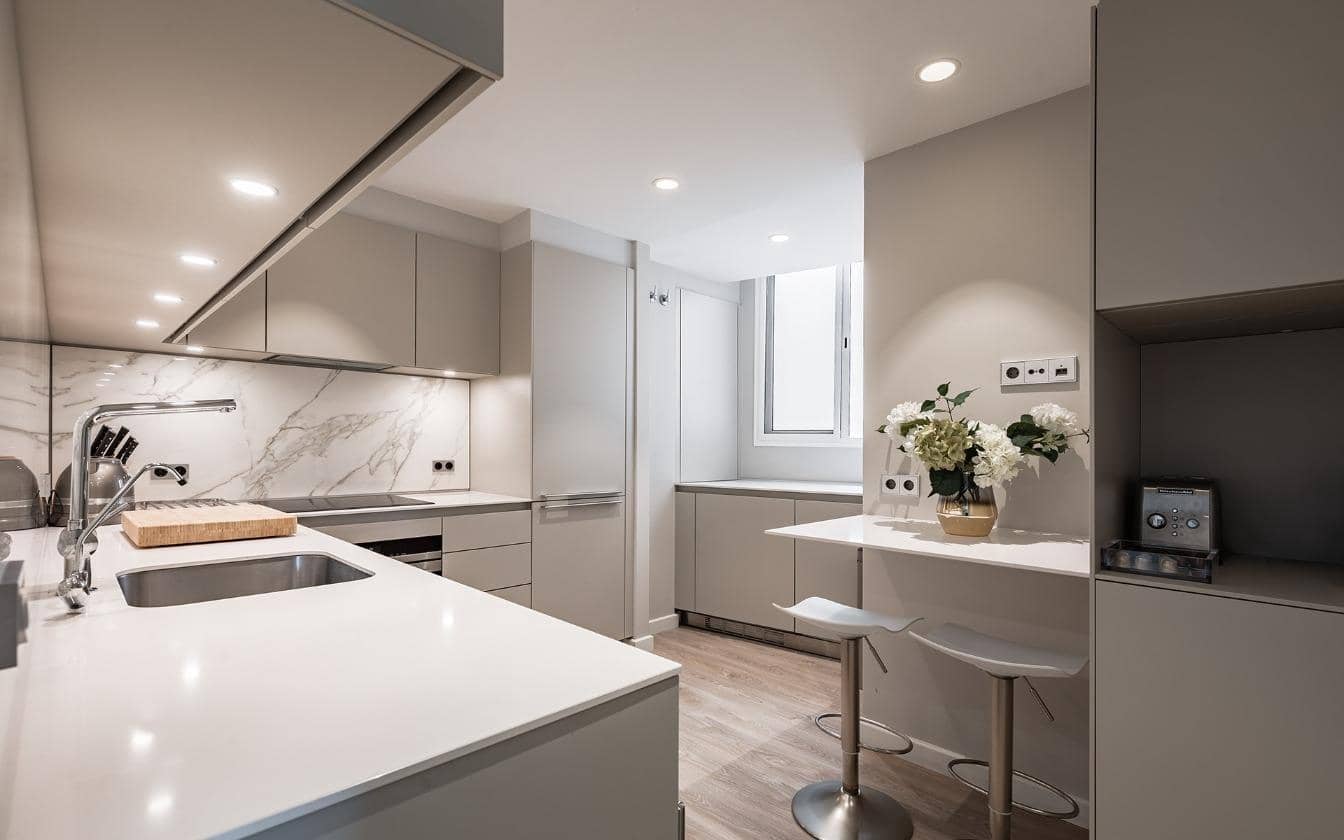 2 bedroom Apartment for sale in Nueva Andalucia with pool - € 530,000 (Ref: 8557328)