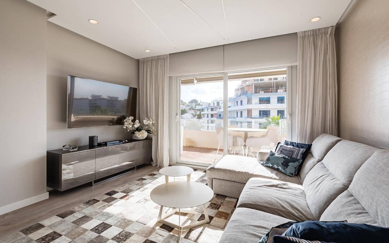 2 bedroom Apartment for sale in Nueva Andalucia with pool - € 530,000 (Ref: 8557328)