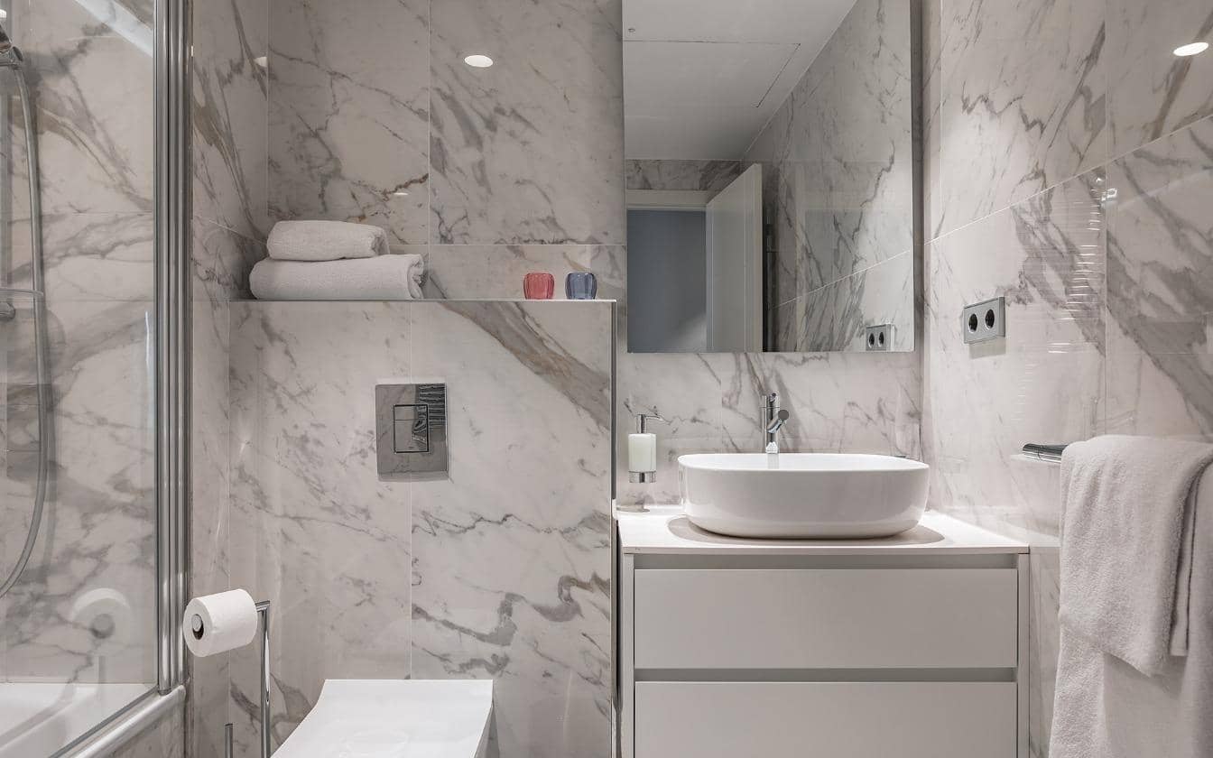 2 bedroom Apartment for sale in Nueva Andalucia with pool - € 530,000 (Ref: 8557328)