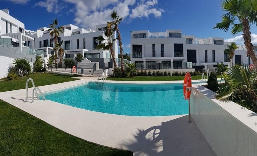 4 quarto Moradia em Banda para venda em Rincon de la Victoria com piscina garagem - 550 000 € (Ref: 9034378)