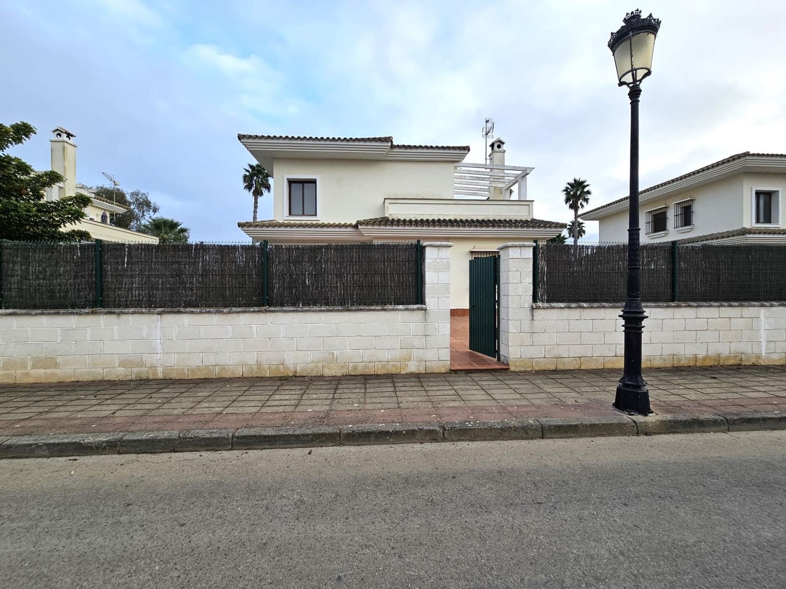 4 sypialnia Willa na sprzedaż w Novo Sancti Petri z basenem - 620 000 € (Ref: 9353560)