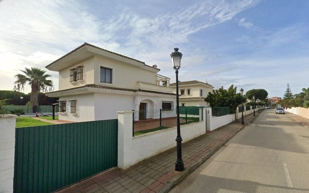 4 sypialnia Willa na sprzedaż w Novo Sancti Petri z basenem garażem - 650 000 € (Ref: 9353560)