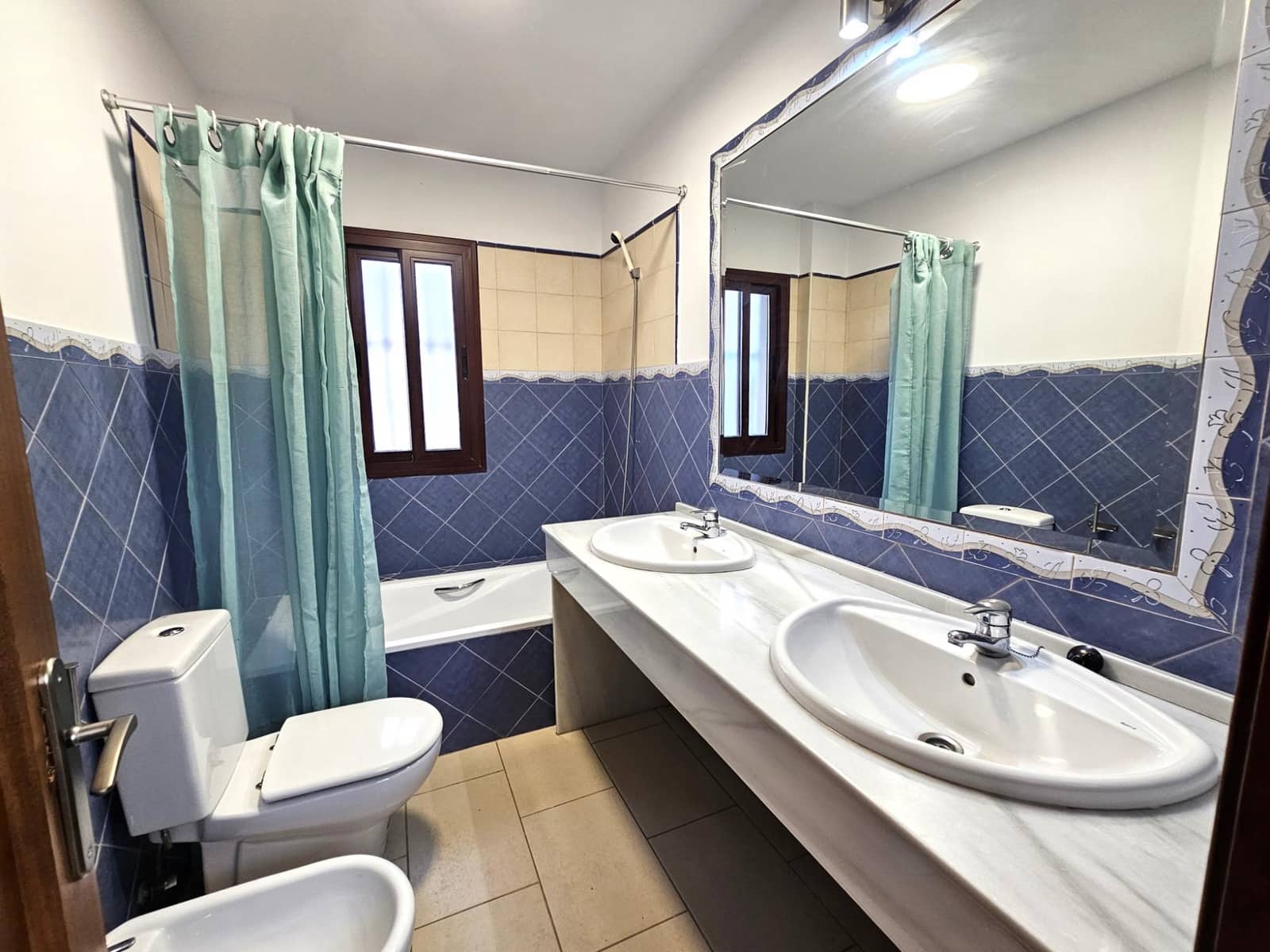 4 sypialnia Willa na sprzedaż w Novo Sancti Petri z basenem garażem - 650 000 € (Ref: 9353560)