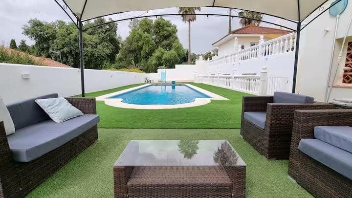 7 Zimmer Villa zu verkaufen in Sotogrande mit Pool Garage - 1.200.000 € (Ref: 9373802)
