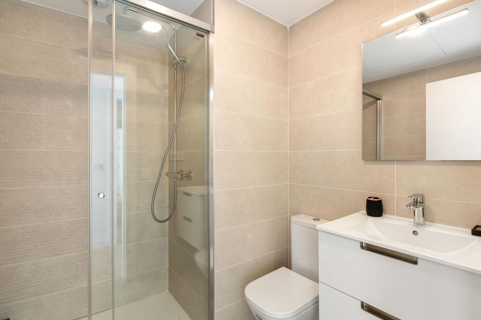 Apartamento de 2 habitaciones en Estepona en venta con piscina garaje - 450.000 € (Ref: 9400871)