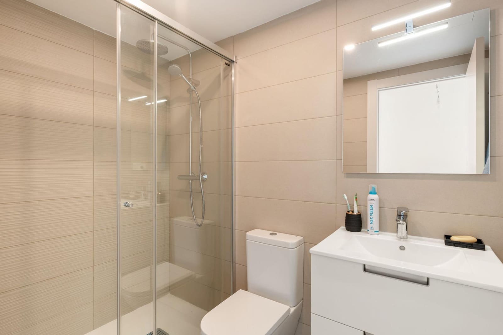 Apartamento de 2 habitaciones en Estepona en venta con piscina garaje - 450.000 € (Ref: 9400871)