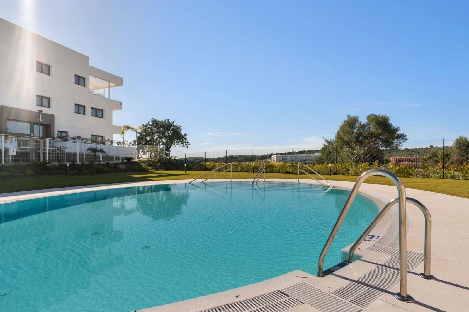 Apartamento de 2 habitaciones en Estepona en venta con piscina garaje - 450.000 € (Ref: 9400871)