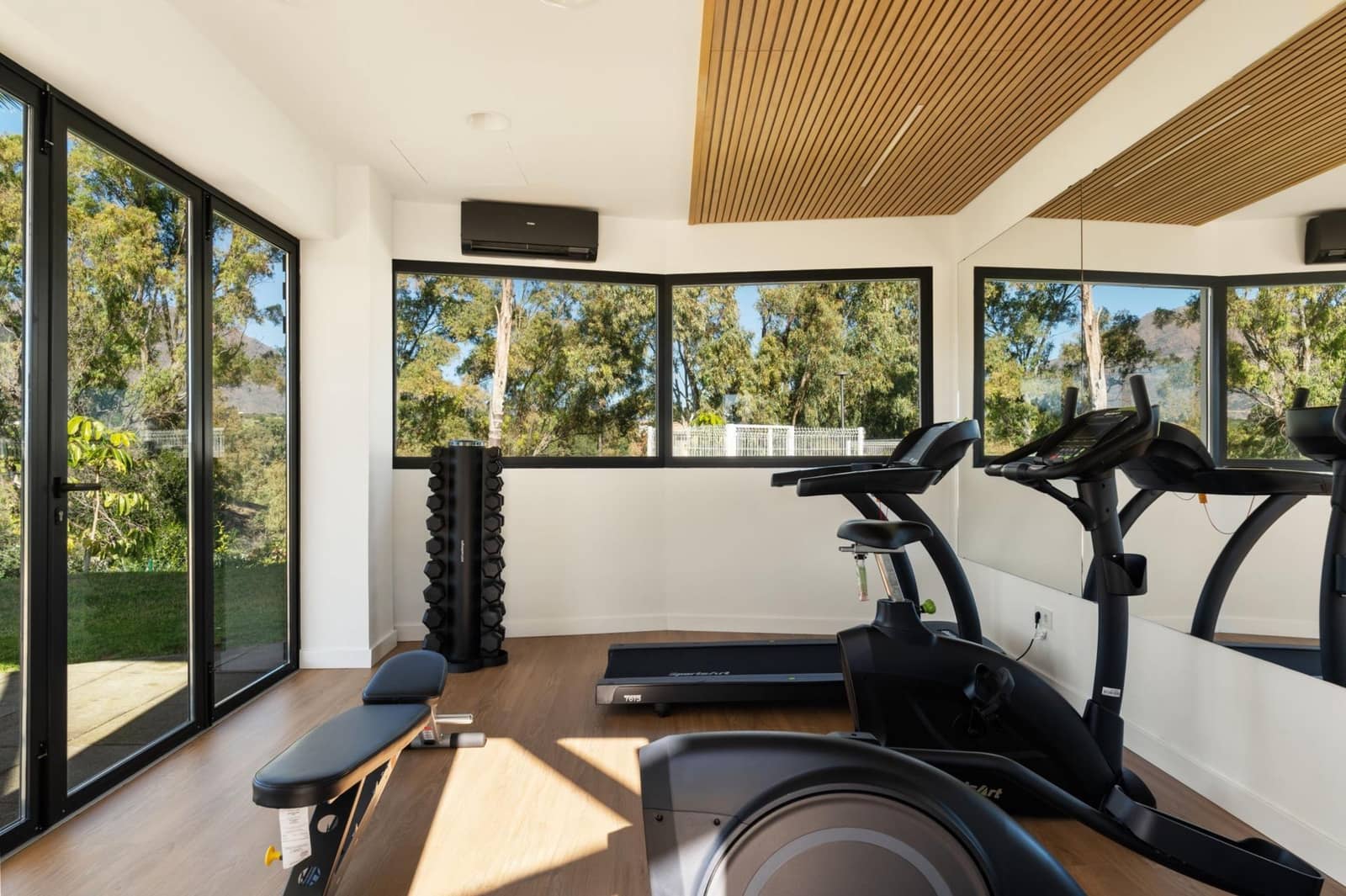 Apartamento de 2 habitaciones en Estepona en venta con piscina garaje - 450.000 € (Ref: 9400871)