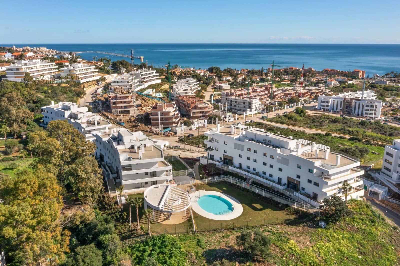 Apartamento de 2 habitaciones en Estepona en venta con piscina garaje - 450.000 € (Ref: 9400871)