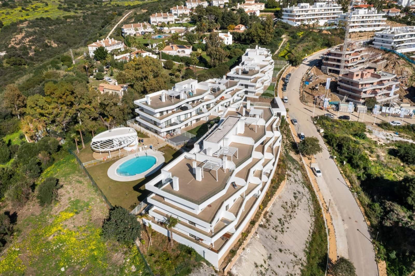 Apartamento de 2 habitaciones en Estepona en venta con piscina garaje - 450.000 € (Ref: 9400871)