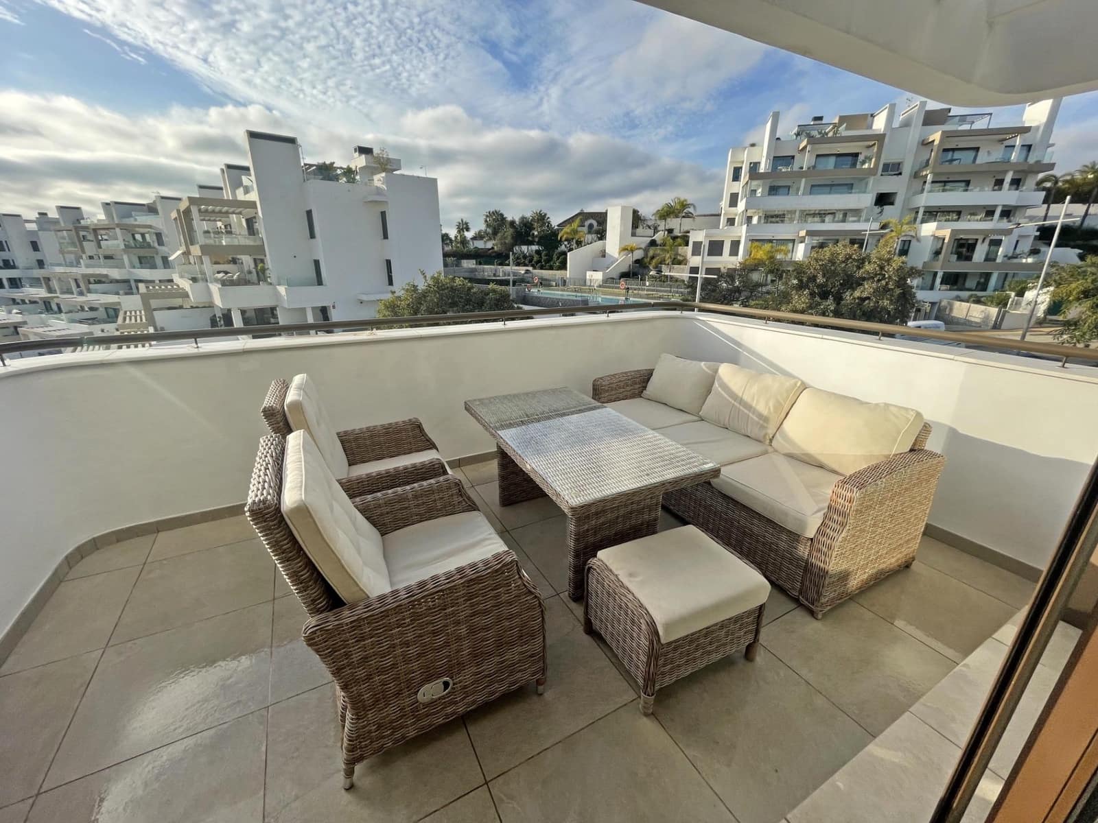 3 sypialnia Penthouse na sprzedaż w Estepona z garażem - 850 000 € (Ref: 9551320)