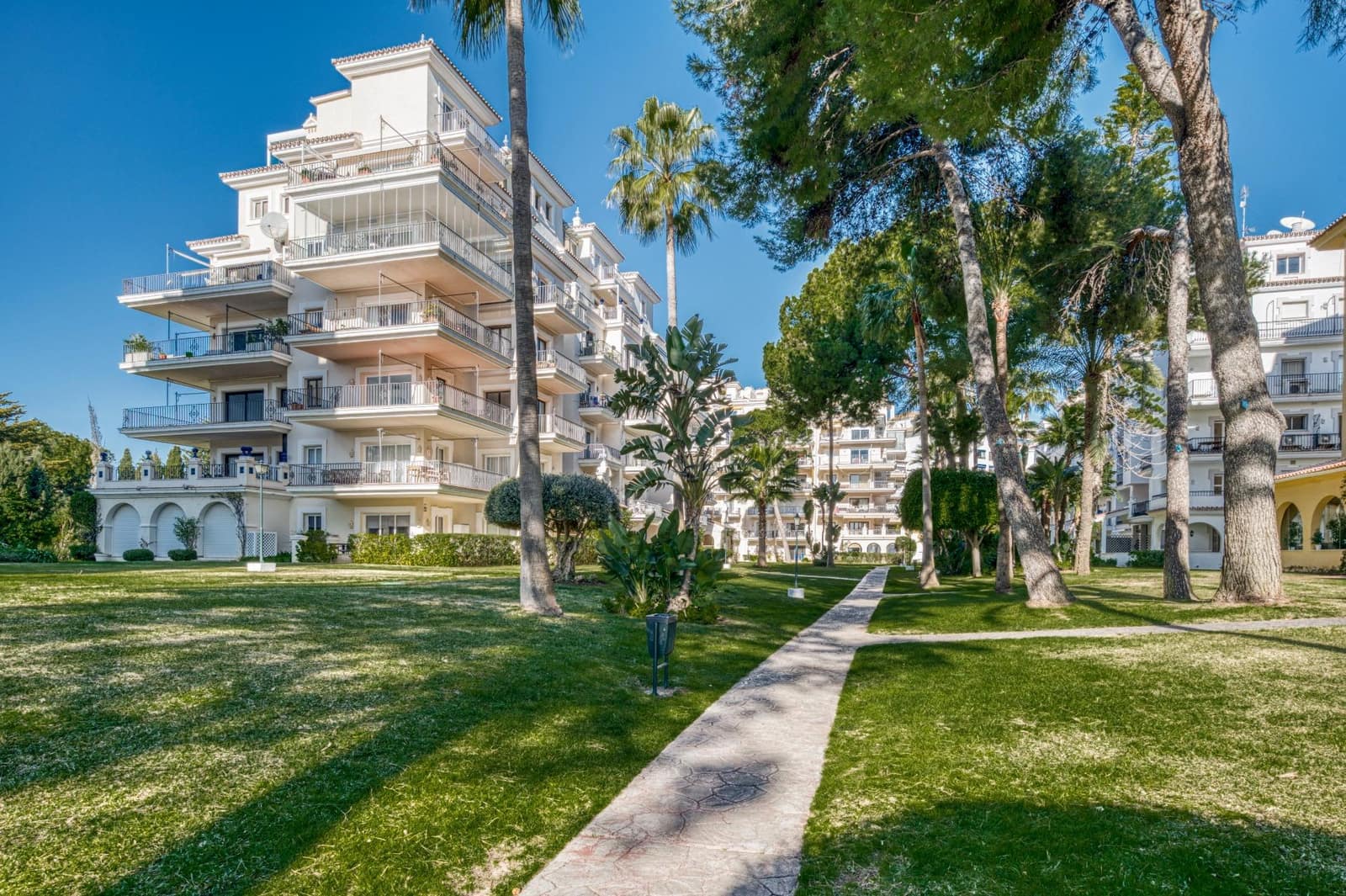 3 quarto Apartamento para venda em Puerto Banus com piscina garagem - 950 000 € (Ref: 9551321)