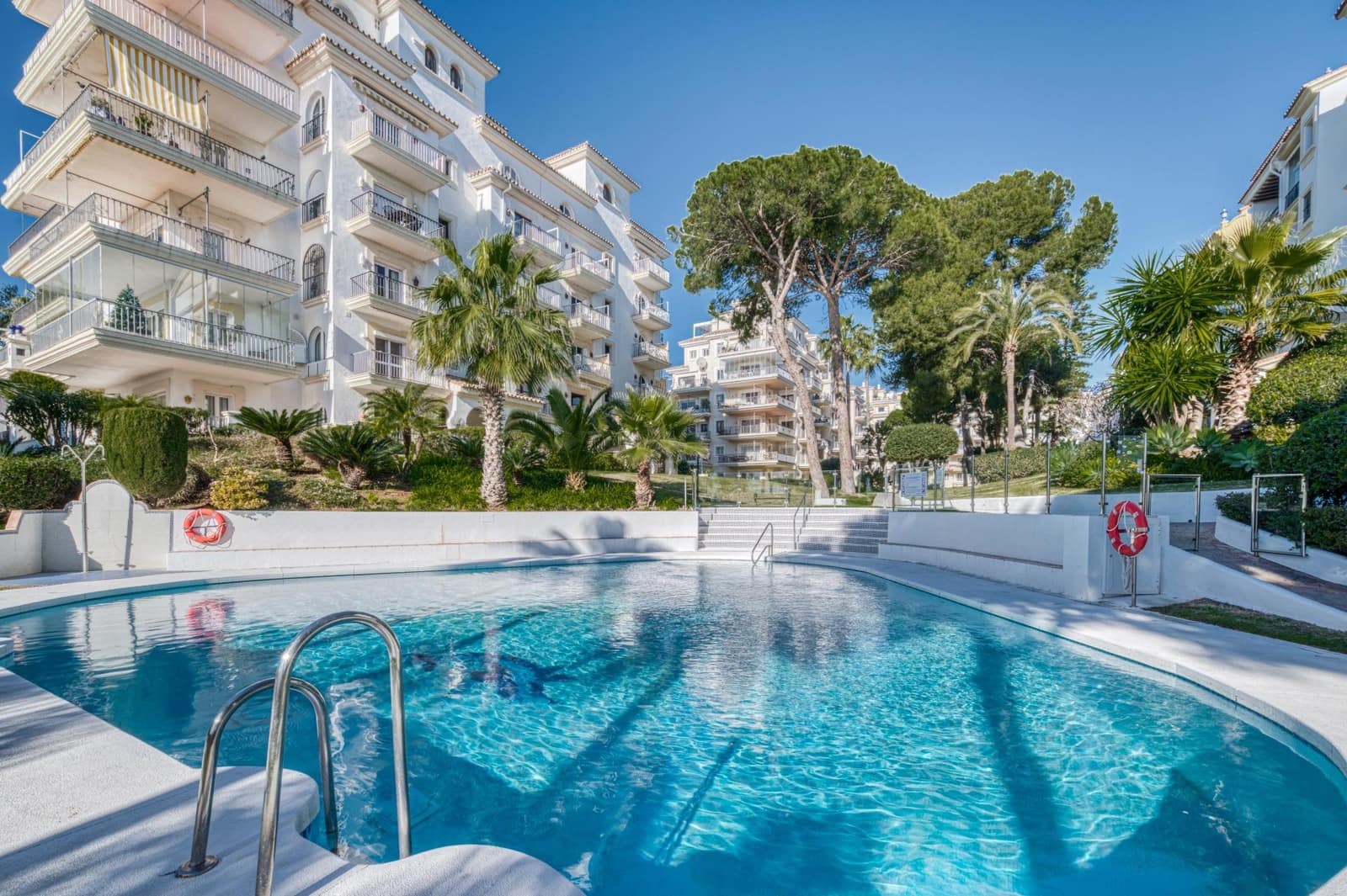 3 quarto Apartamento para venda em Puerto Banus com piscina garagem - 950 000 € (Ref: 9551321)