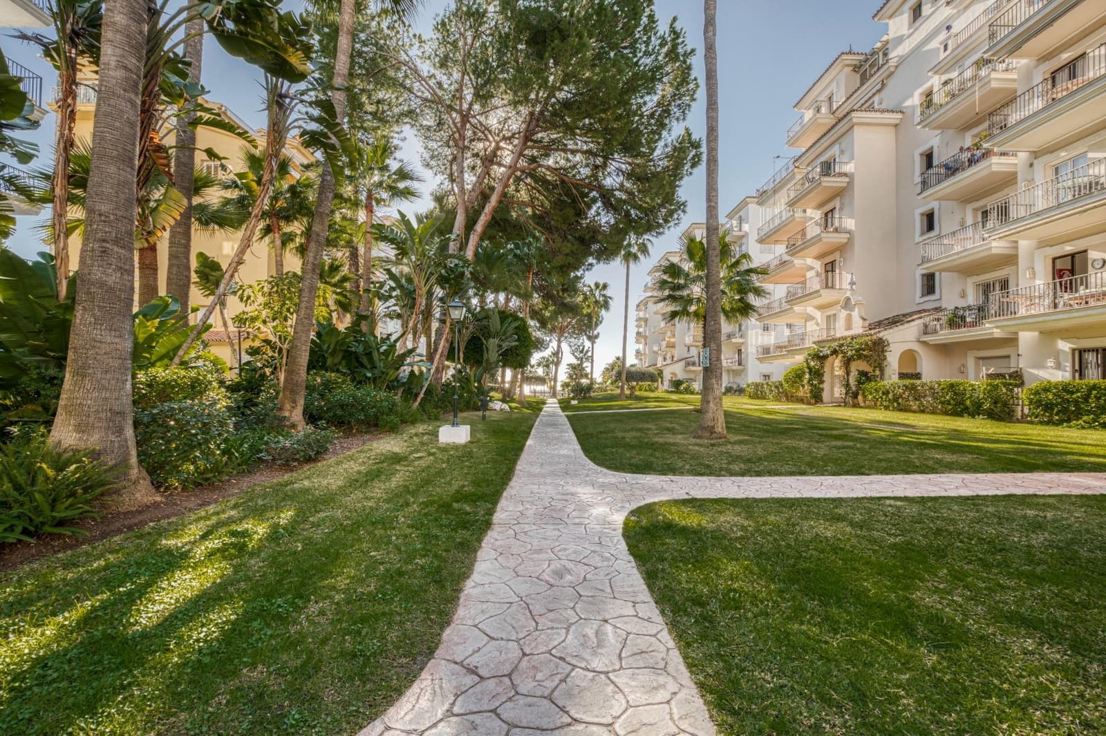 3 quarto Apartamento para venda em Puerto Banus com piscina garagem - 950 000 € (Ref: 9551321)