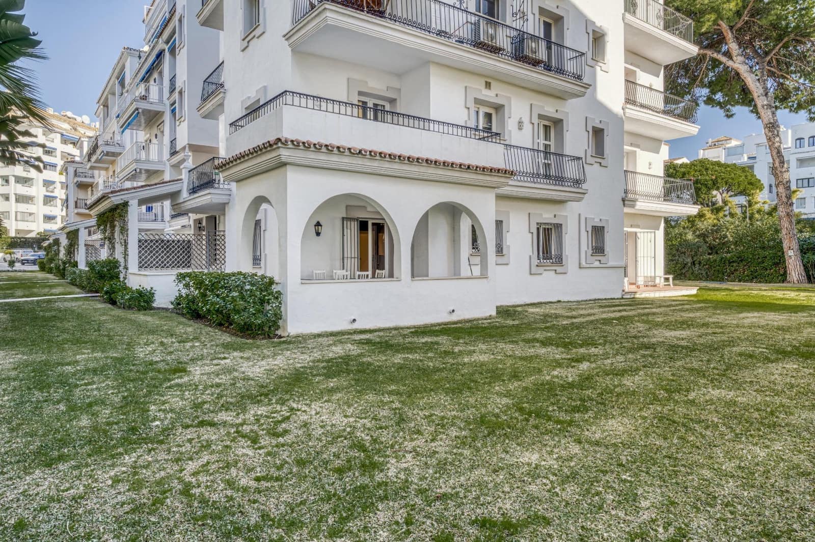 3 quarto Apartamento para venda em Puerto Banus com piscina garagem - 950 000 € (Ref: 9551321)