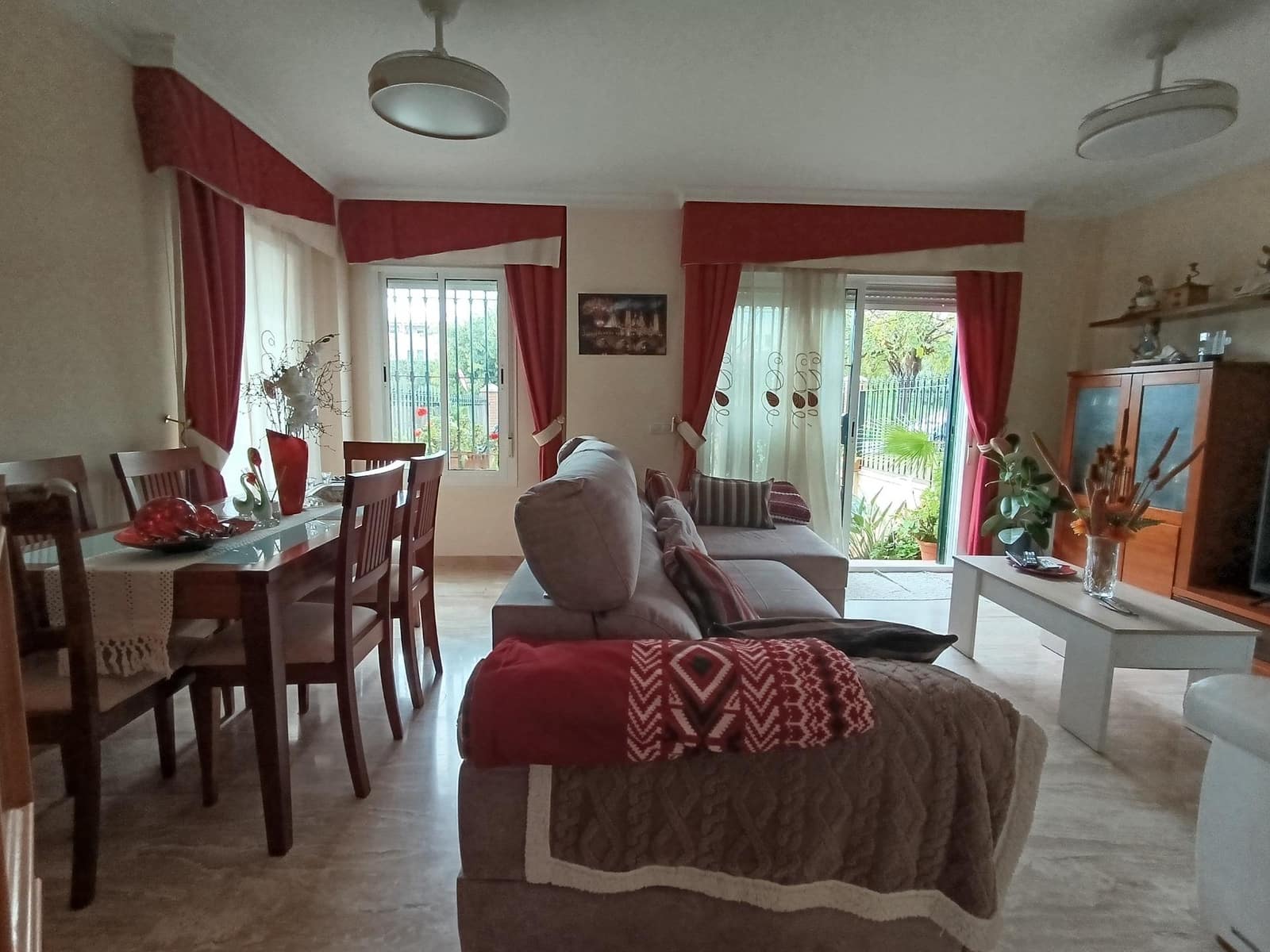 Adosado de 3 habitaciones en Chilches en venta con garaje - 585.000 € (Ref: 9568508)