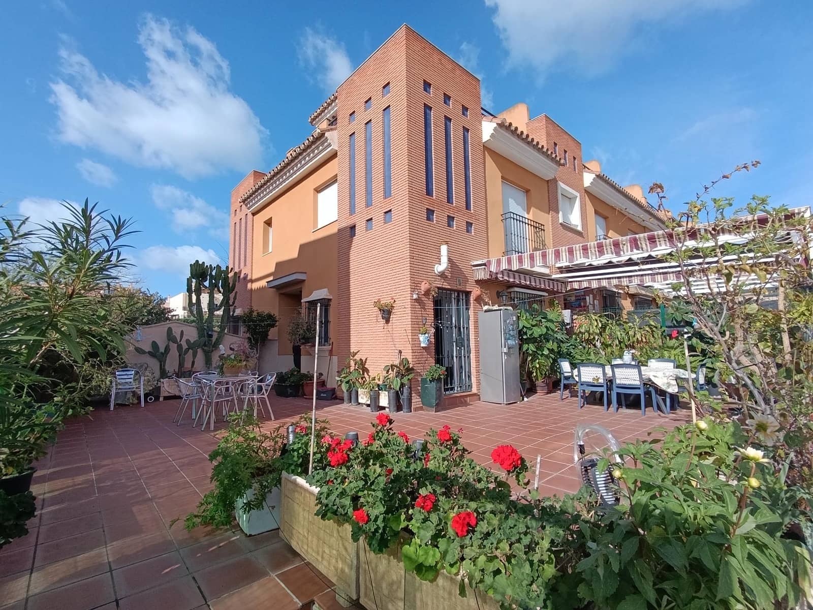 Adosado de 3 habitaciones en Chilches en venta con garaje - 585.000 € (Ref: 9568508)