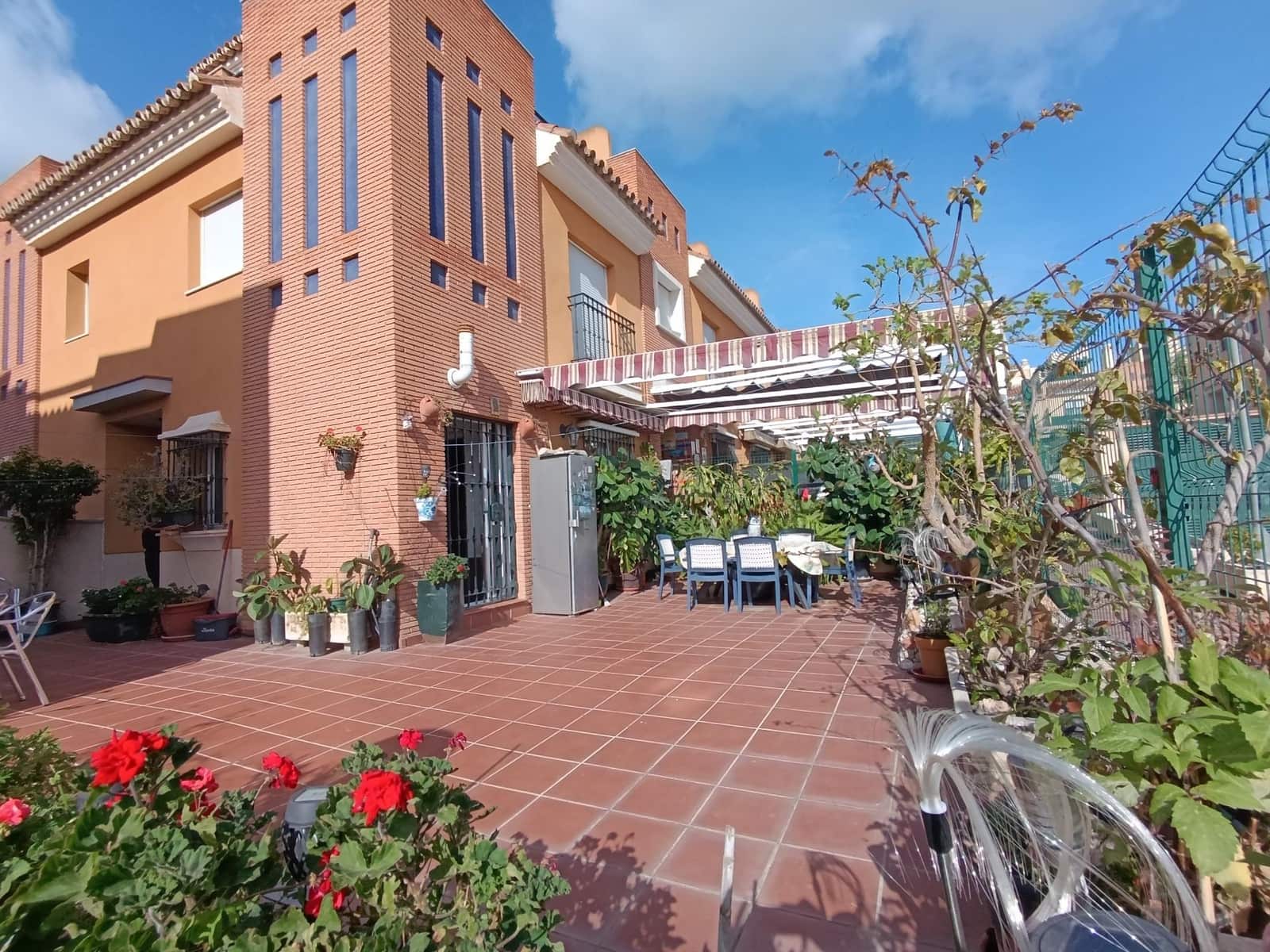 Adosado de 3 habitaciones en Chilches en venta con garaje - 585.000 € (Ref: 9568508)