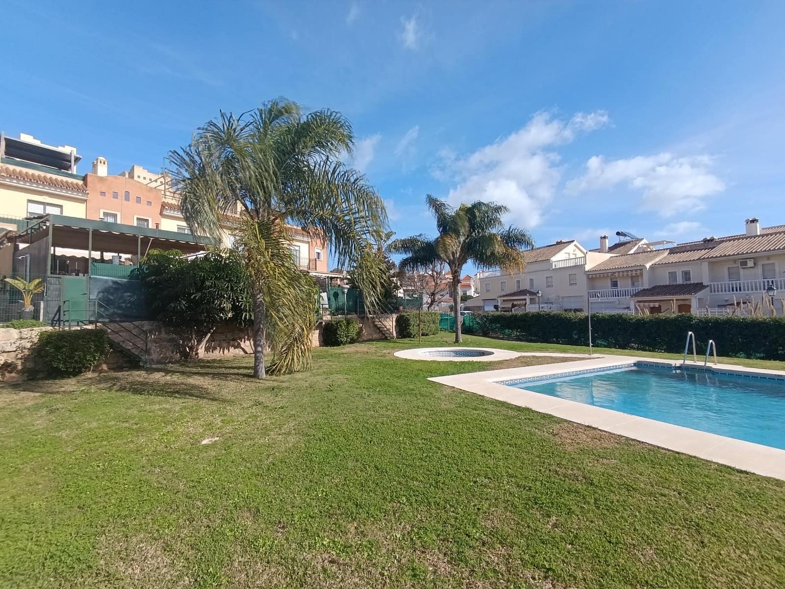 Adosado de 3 habitaciones en Chilches en venta con garaje - 585.000 € (Ref: 9568508)