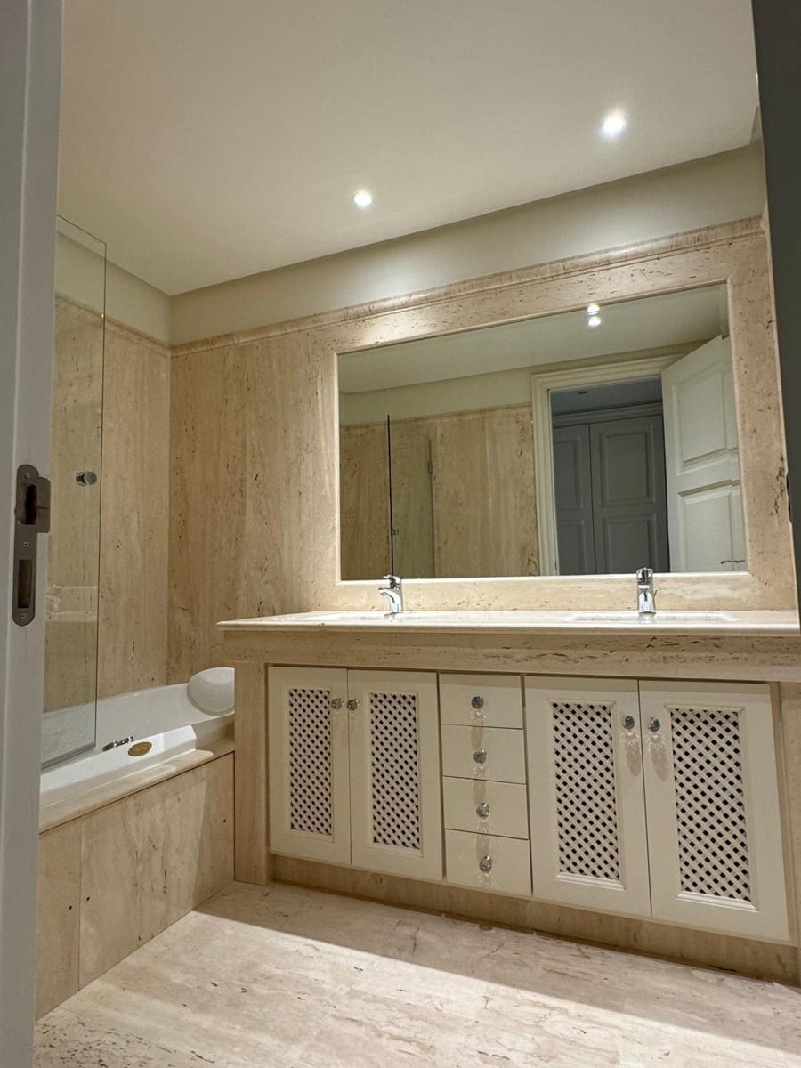 Apartamento de 2 habitaciones en New Golden Mile en venta con piscina garaje - 1.390.000 € (Ref: 9637504)