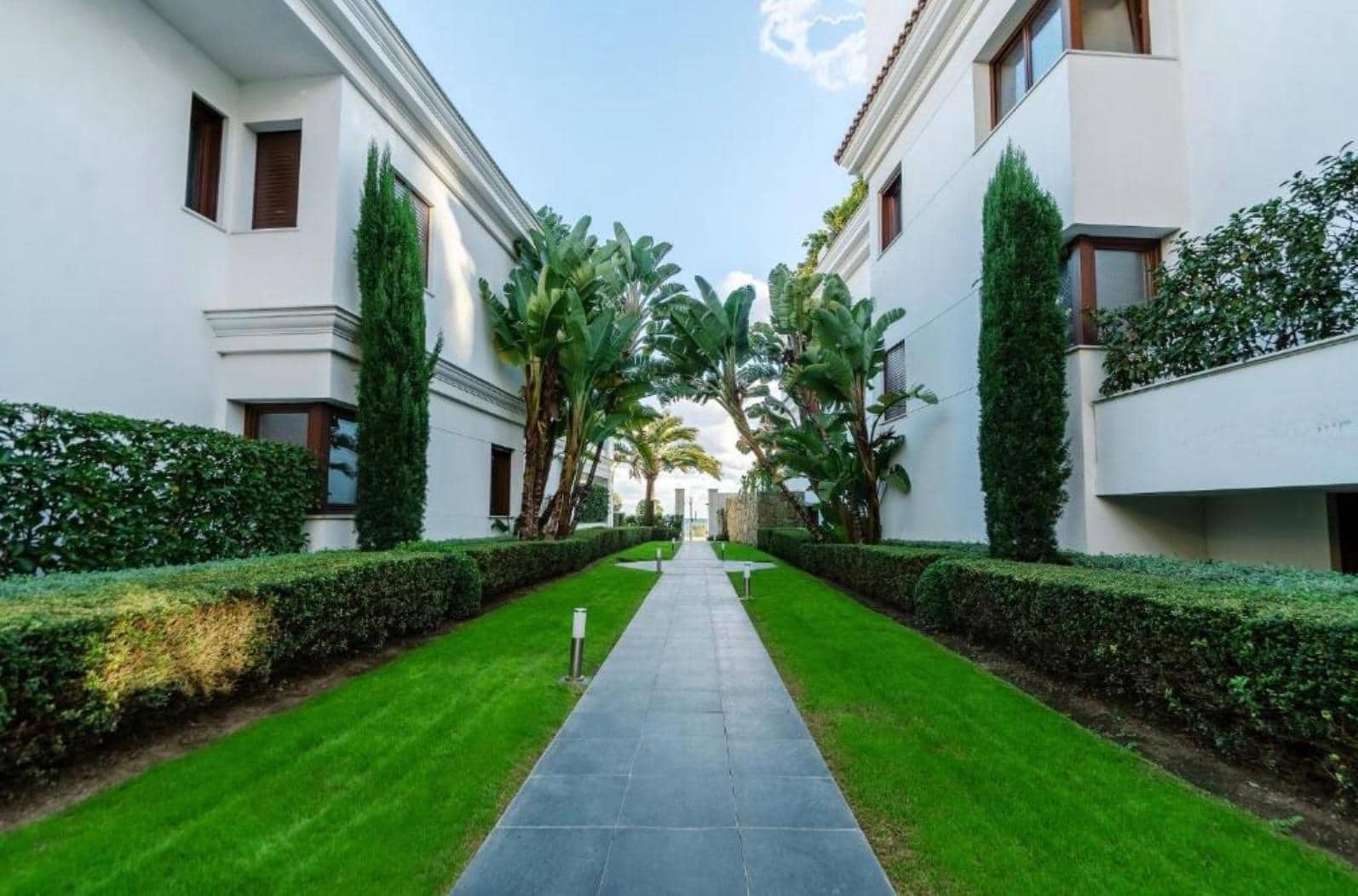 Apartamento de 2 habitaciones en New Golden Mile en venta con piscina garaje - 1.390.000 € (Ref: 9637504)