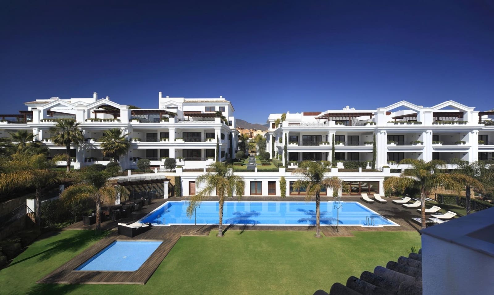 Apartamento de 2 habitaciones en New Golden Mile en venta con piscina garaje - 1.390.000 € (Ref: 9637504)