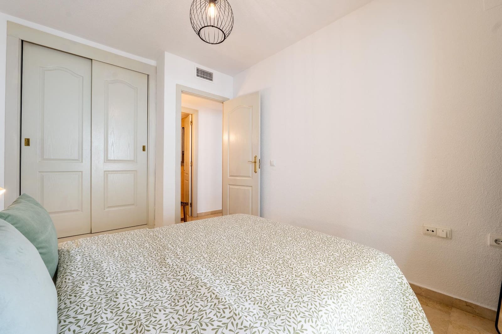 2 slaapkamer Appartement te koop in Torrequebrada met zwembad garage - € 294.000 (Ref: 9780490)