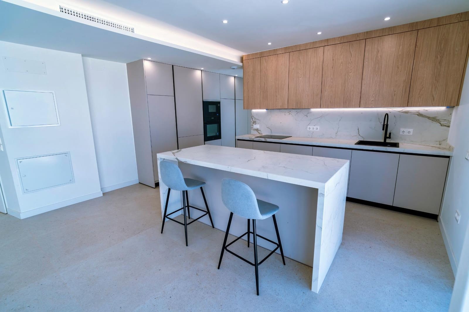 4 bedroom Villa for sale in Pinos de Alhaurin with pool garage - € 850,000 (Ref: 9820445)