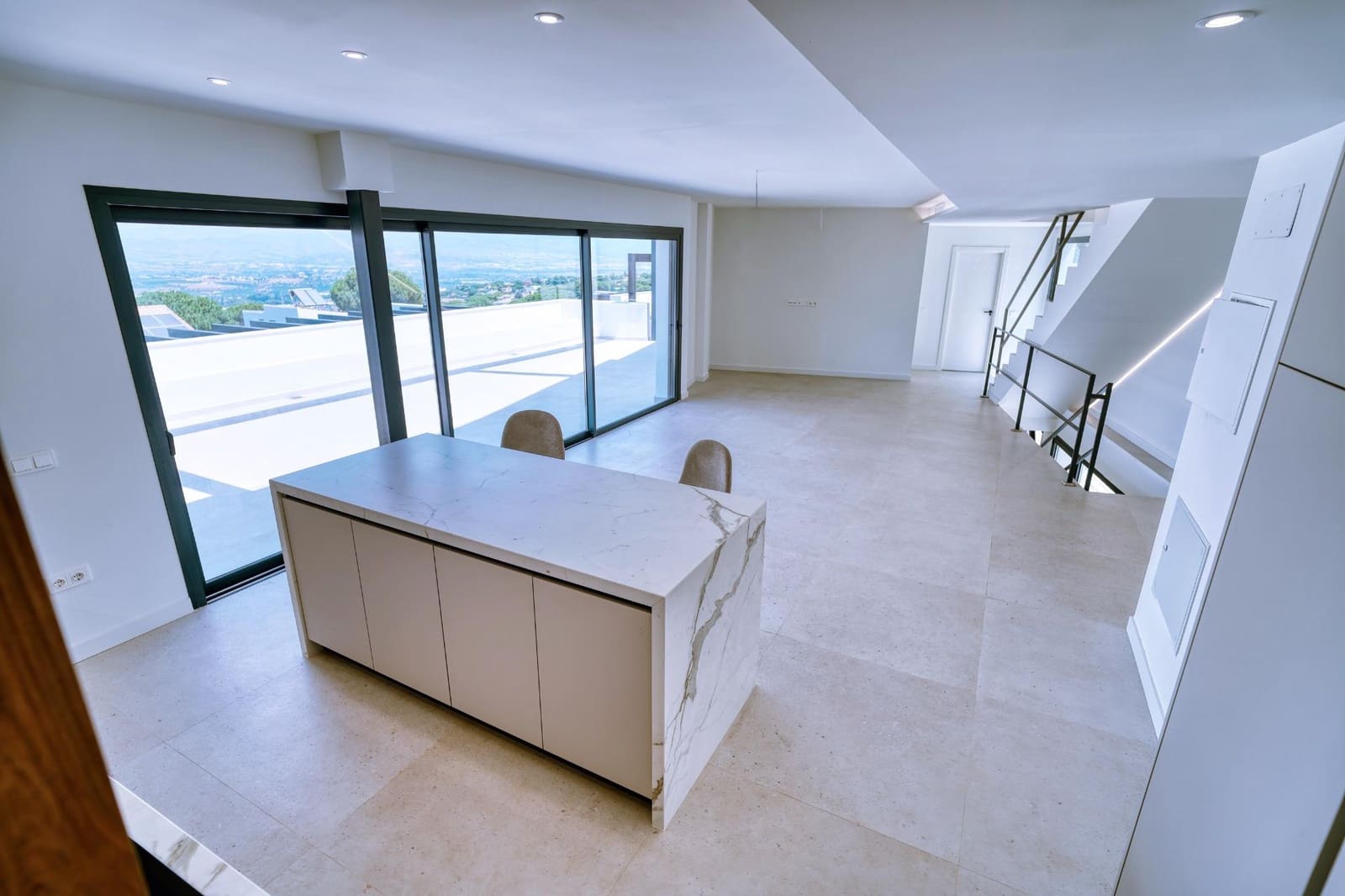 4 bedroom Villa for sale in Pinos de Alhaurin with pool garage - € 850,000 (Ref: 9820445)