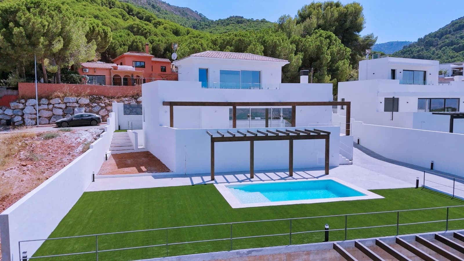 4 bedroom Villa for sale in Pinos de Alhaurin with pool garage - € 850,000 (Ref: 9820445)