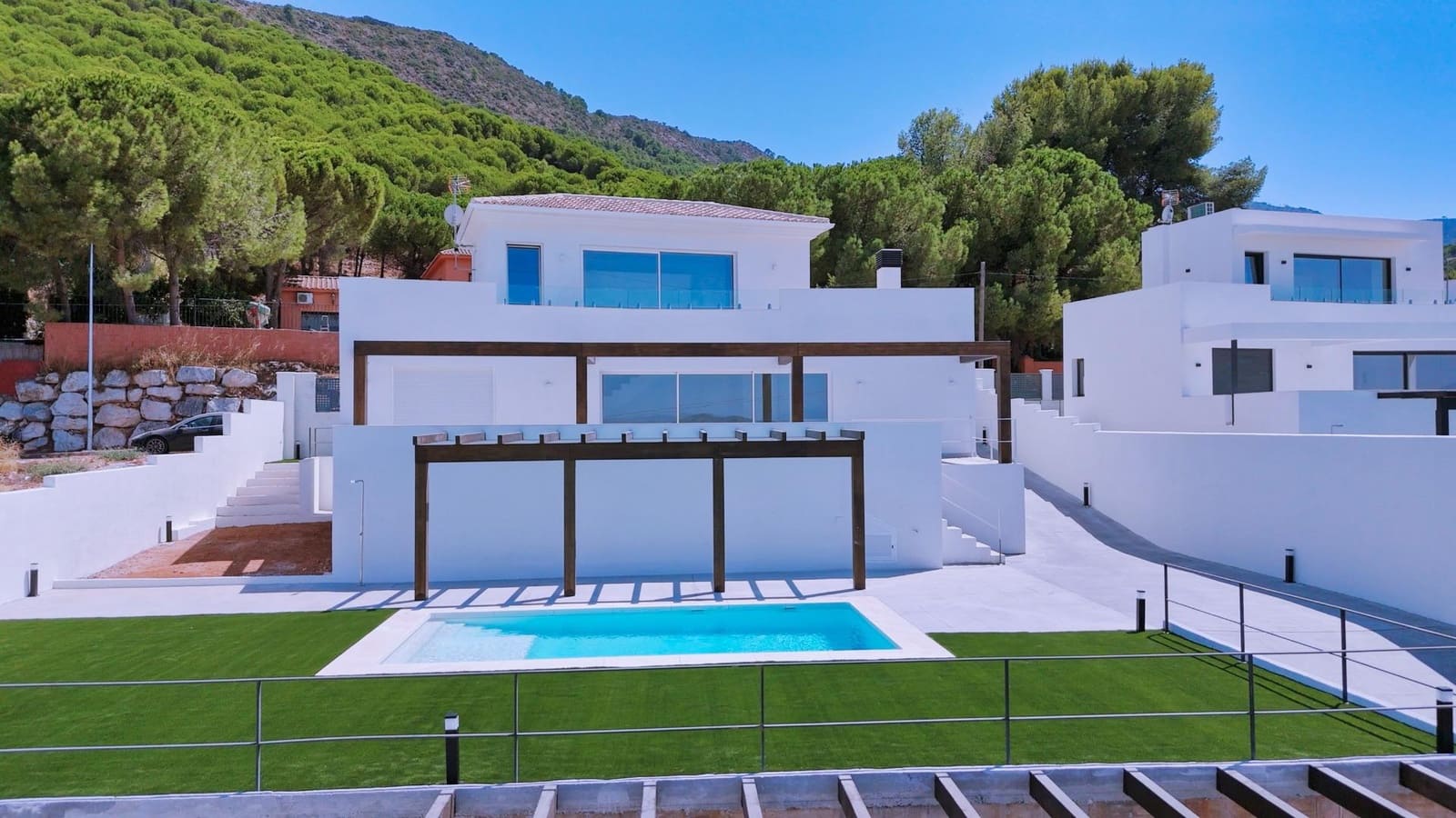 4 bedroom Villa for sale in Pinos de Alhaurin with pool garage - € 850,000 (Ref: 9820445)