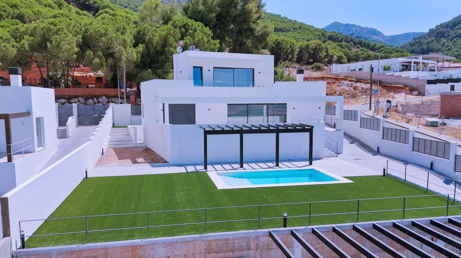 4 bedroom Villa for sale in Pinos de Alhaurin with pool garage - € 850,000 (Ref: 9820445)
