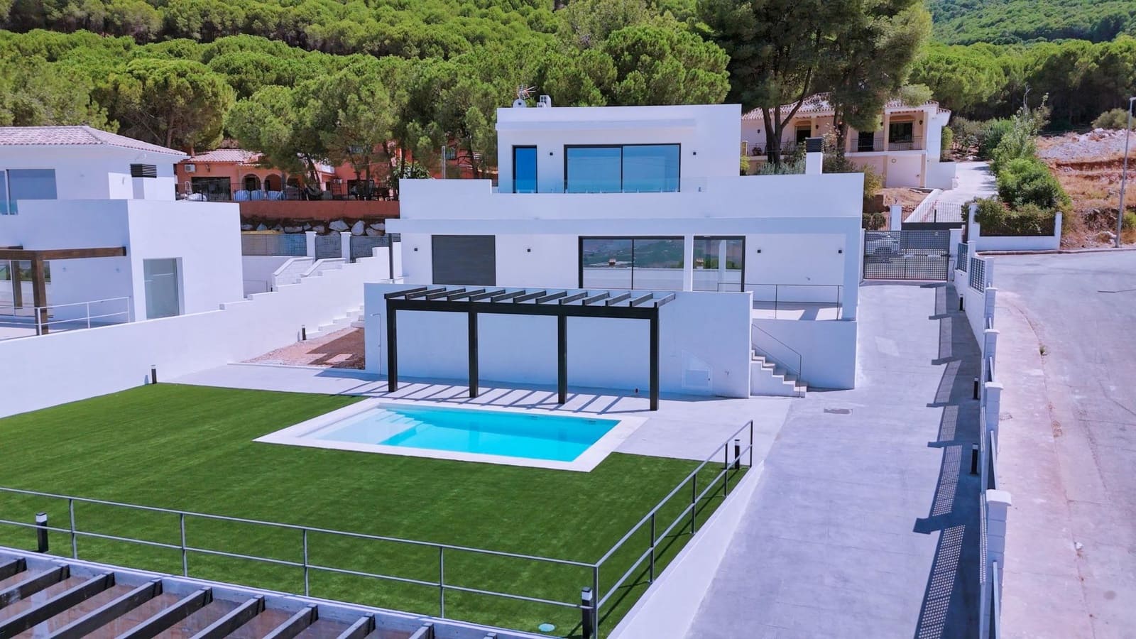 4 bedroom Villa for sale in Pinos de Alhaurin with pool garage - € 850,000 (Ref: 9820445)