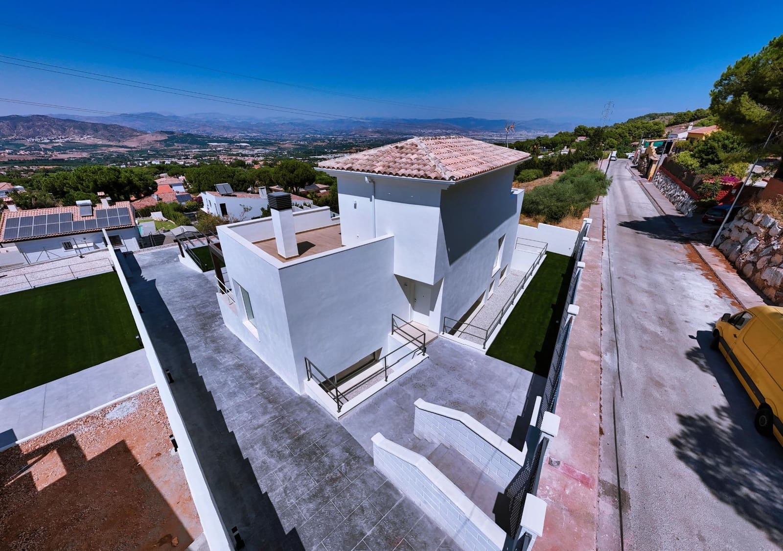 4 bedroom Villa for sale in Pinos de Alhaurin with pool garage - € 850,000 (Ref: 9820445)