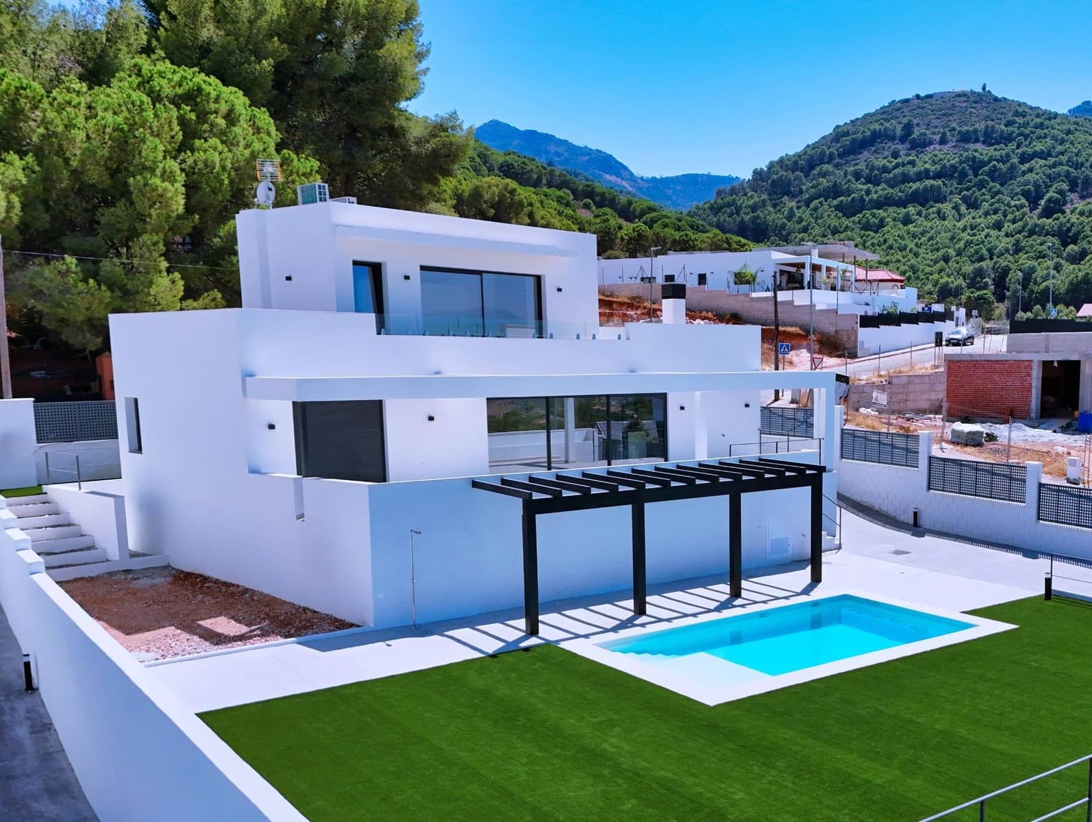 4 bedroom Villa for sale in Pinos de Alhaurin with pool garage - € 850,000 (Ref: 9820445)